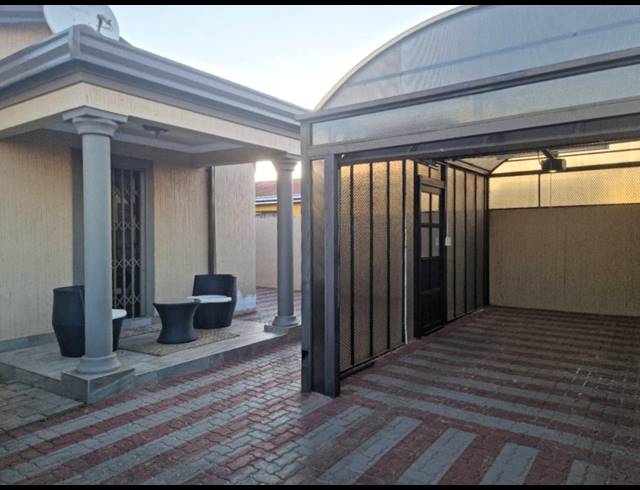 2 BEDROOM HOUSE FOR SALE IN SEBOKENG ZONE 11